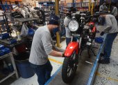 En el norte de Quito, Metaltronic ensambla motocicletas, cuyas ventas se han mantenido estables pese a la crisis.