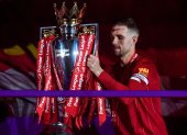 Jordan Herdenson, volante del Liverpool, levanta el trofeo de la Premier durante la celebración del cetro.