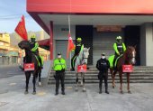 La Policía implementó el patrullaje de policías a caballo para concientizar a los ciudadanos el uso de equipos de bioseguridad.