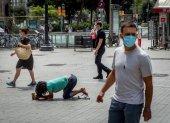 BARCELONA. Una joven se hace una foto este martes, cuando el sector turístico catalán se enfrenta a un nuevo parón, tras la leve reactivación después de la apertura de fronteras, por las restricciones impuestas por países como Reino Unido a los turistas.