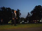 WASHINGTON. Donald Trump, camina desde el helicóptero presidencial hacua la Casa Blanca, este miércoles.