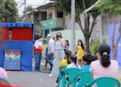 Una de las presentaciones del Baúl Viajero en un barrio de Guayaquil.