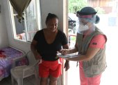 Personal de la ONG DYA visita a las familias de barrios marginales del norte.