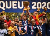 Thiago Silva (c) sostiene el trofeo junto a sus compañeros luego de que el París Saint-Germain hizo suya la última Copa de la Liga.