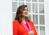 Daniela Guzmán, luce espléndida con este traje sastre rojo