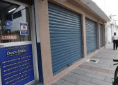 Situación. Algunos locales de las inmediaciones de la Universidad de Guayaquil han cerrado de forma definitiva, otros abren las puerta a la espera de clientes.