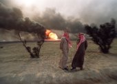 AL-AHMADI. dos hombres kuwaitíes caminan el 26 de marzo de 1991 por incendiado campo petrolero, tras el retirarse las tropas iraquíes.