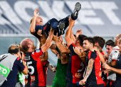 Los jugadores del Génova levantan eufóricos a su técnico, Davide Nicola, tras asegurar su permanencia en la máxima categoría del fútbol italiano.
