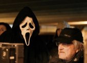 Wes Craven (director original) en el rodaje de Scream detrás de cámaras.
