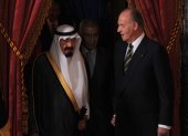 (FILES) In this file photo taken on July 15, 2008 King Juan Carlos of Spain (R) welcomes King Abdullah of Saudi Arabia at the Royal Palace in Madrid on July 15, 2008.  The Spanish Royal House announced on August 2, 2020 that former king Juan Carlos will move out of Spain. The Spanish Supreme Court announced in June the opening of an investigation to establish whether former King Juan Carlos has criminal responsibility in an alleged corruption case when Saudi Arabia entrusted the construction of the Mecca TGV to a Spanish consortium. / AFP / Pierre-Philippe MARCOU

 FILES-SPAIN-SAUDI-ARABIA-ROYALS-KING-ABDULLAH