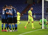 Los jugadores del Inter de Milán celebran el segundo gol para la clasificación a la siguiente ronda de la Europa League.