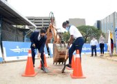 Roberto Ibáñez, presidente de Fedeguayas, y la atleta Kiara Rodríguez, durante la primera palada en la obra.
