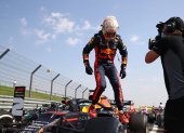 Max Verstappen festeja por el triunfo que consiguió en el Gran Premio en Silverstone