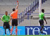Érick Castillo (d) se va del campo, mientras Jefferson Intriago observa al juez que le muestra la tarjeta roja.

 FBL-MEX-PUMAS-JUAREZ-HEALTH-VIRUS