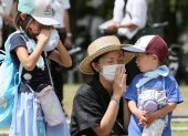 Una familia ofrece una oración silenciosa por las víctimas de la bomba atómica en el Parque Hipocentro de Nagasaki el 9 de agosto de 2020 para conmemorar el 75 aniversario del bombardeo atómico de la ciudad.