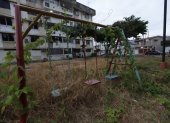 Situación. La comunidad exige que las autoridades reanuden los trabajos para mejorar las áreas verdes de los alrededores de los bloques habitacionales.