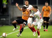 Adama Traore (izquierda) es presionado por Sergio Reguilon durante el partido de esta tarde por Europa League