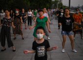 WUHAN. Una tarde de baile popular al pie del río Yangtze. La convalecencia de la ciudad desde que se levantó una cuarentena de 76 días en abril ha devuelto la vida y el tráfico estancado a sus calles, incluso cuando los residentes luchan por recuperarse.