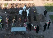 BUENOS AIRES. Vista de empleados del cementerio de Flores mientras hacen entierros bajo los protocolos instaurados debido a la pandemia por COVID-19.