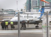 Un avión bimotor llegó en horas de la mañana al aeropuerto de Guayaquil donde se intentó trasladar al exmandatario a Quito.