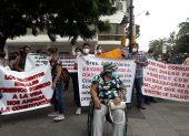 Plantón en Guayaquil por la falta de pagos a los centros de diálisis privados.