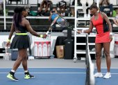 Serena Williams (i) y Venus Williams estrechan sus manos luego de que la primera la derrotara en Estados Unidos.