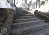 Escenario. La escalinata de la calle Guayacanes acumulaba maleza y desperdicios.