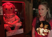 La muñeca original de Anabelle en el museo de ocultismo de los Warrens.