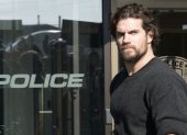 Henry Cavill hace el papel de un teniente de policía venido a menos que, junto a un exjuez, arresta aun asesino serial.