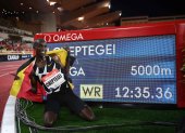 Joshua Cheptegei abrazó la bandera de Uganda y posó junto a la nueva plusmarca en la Liga de Diamante.