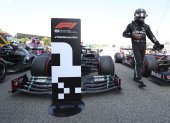 Lewis Hamilton y una imagen muy habitual en esta temporada, ganando la pelo position.