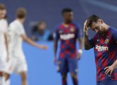 El argentino Lionel Messi (d) no puede ocultare su decepción luego de la goleada que el Barcelona recibió ante el Bayern Munich.