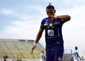 Carlos Garcés celebra el gol con el que Delfín está derrotando a Emelec, en el estadio Jocay.