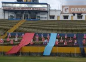 Imágenes de hinchas de El Nacional se ubicaron en la preferencia del estadio Atahualp, mientras que en los exteriores se realizó un banderazo.