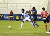 El ingreso de Roberto Ordóñez (i) de poco le sirvió a Emelec, un equipo sin generación de juego.