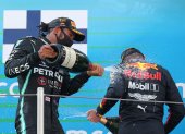 Lewis Hamilton (i) celebra una nueva victoria junto a su escolta, Max Verstappen.