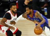 Monte Morris (11), de los Denver Nuggets, frente a Norman Powell, de los Raptors de Toronto.