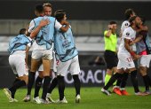 Los jugadores del Sevilla celebran pletóricos la clasificación a la final. De ganaral sería la sexta corona de Europa League que consigan.