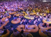 Una piscina luce abarrotada de gente en una polémica fiesta ocurrida en Wuhan, "cuna" de la pandemia por coronavirus.
