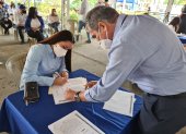 Silvia Vera firma la aceptación de la precandidatura como cabeza de lista del distrito 4 de Guayas.