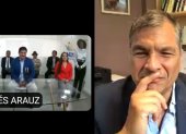 Rafael Correa observó y participó de la transmisión de la presentación del binomio.