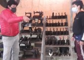 Utensilios. Luis Lara muestra una antigua plancha de la colección de antigüedades, algunas pasan los 100 años