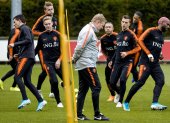 Koeman dejó el banquillo de Holanda para llegar al Barcelona. Pero ya ha recibido algunas críticas de exdirigidos.