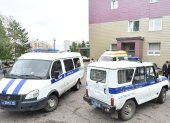 OMSK. La policía y los vehículos de ambulancia aparecen frente al hospital donde fue atendido el líder ruso.