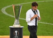 Antonio Conte pasa junto al trofeo de la Europa League que no pudo levantar