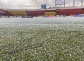 Una capa de granizo cubrió la cancha del estadio de Aucas a minutos del Superclásico