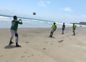 Los jugadores del Sporting Club Ecuador en una práctica en la playa