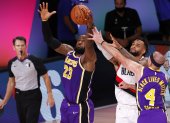 LeBron James se enfrenta con Gary Trent Jr. de Portland Trail Blazersand en el partido de la noche del sábado 23 de agosto de 2020