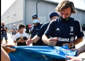 Andrea Pirlo, flamante entrenador de la Juventus, recibió muestras de cariño de parte de los aficionados del conjunto de Turín.