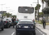 La ciclovía. En los primeros kilómetros de la arteria, debido a que la obra es inexistente, los ciclistas circulan junto a los buses, motos y vehículos livianos.